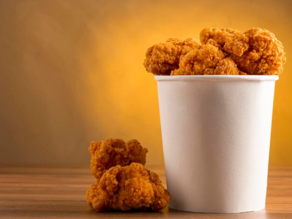 O que restaurantes de frango frito fazem para manter a crocância no delivery