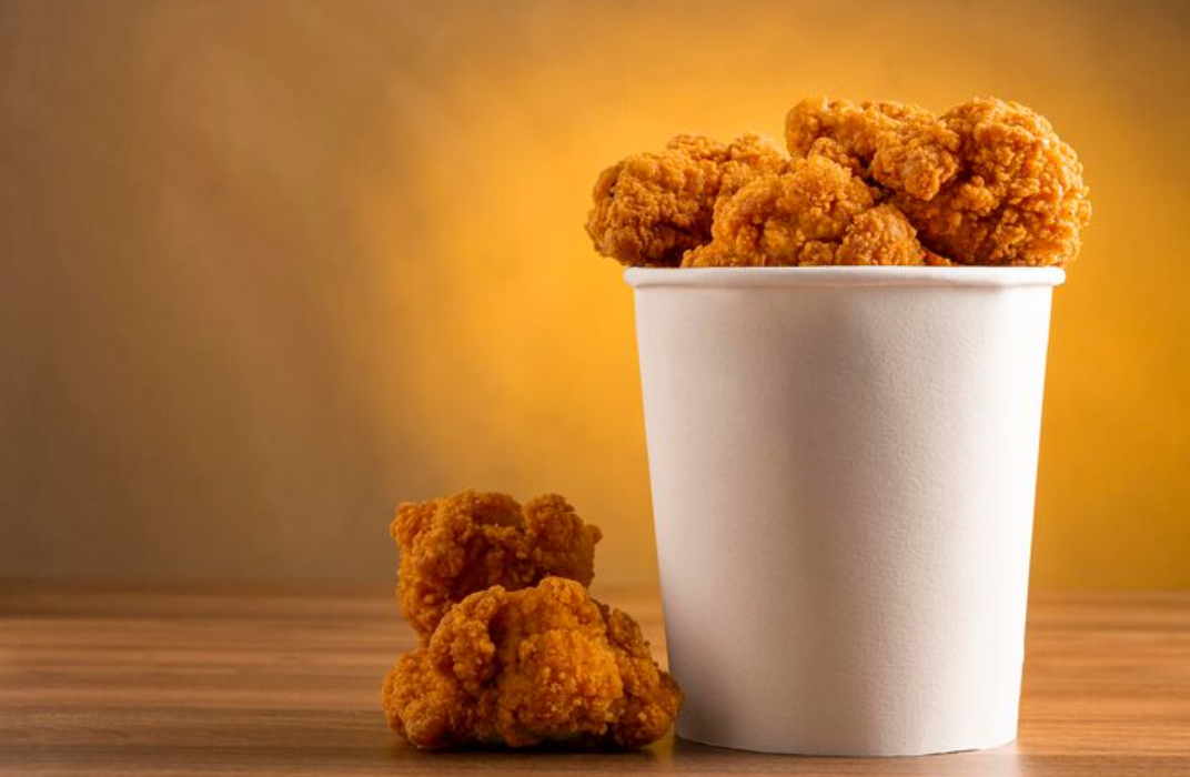 O que restaurantes de frango frito fazem para manter a crocância no delivery